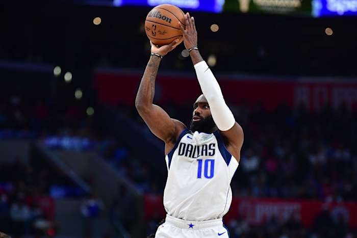 Mavs' Tim Hardaway Jr. rises up for a jumpshot against the Los Angeles Clippers.